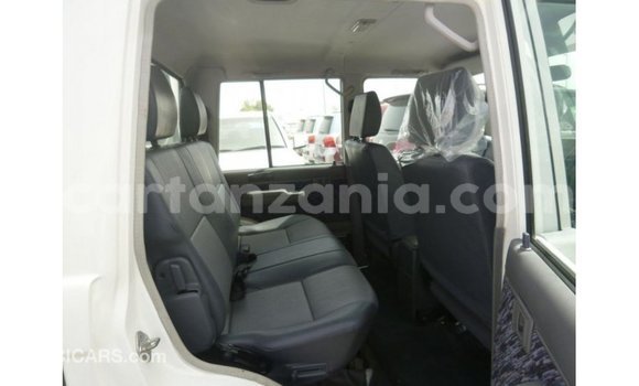 Nunua Imported Toyota Land Cruiser Nyeupe Gari ndani ya Import - Dubai nchini Arusha Nunua Imported Toyota Land Cruiser Nyeupe Gari ndani ya Import - Dubai nchini Arusha