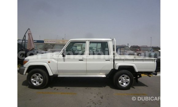 Nunua Imported Toyota Land Cruiser Nyeupe Gari ndani ya Import - Dubai nchini Arusha Nunua Imported Toyota Land Cruiser Nyeupe Gari ndani ya Import - Dubai nchini Arusha