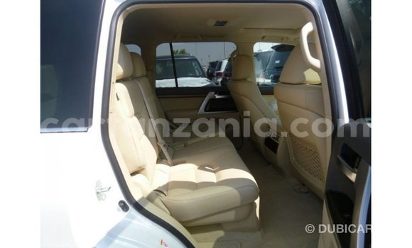 Buy Import Toyota Land Cruiser White Car in Import - Dubai in Arusha Buy Import Toyota Land Cruiser White Car in Import - Dubai in Arusha