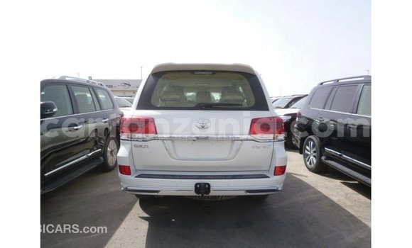 Buy Import Toyota Land Cruiser White Car in Import - Dubai in Arusha Buy Import Toyota Land Cruiser White Car in Import - Dubai in Arusha