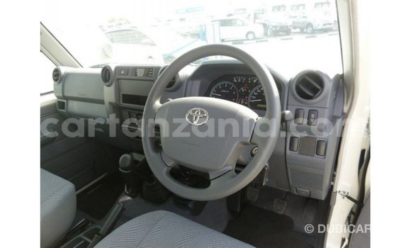 Nunua Imported Toyota Land Cruiser Nyeupe Gari ndani ya Import - Dubai nchini Arusha Nunua Imported Toyota Land Cruiser Nyeupe Gari ndani ya Import - Dubai nchini Arusha