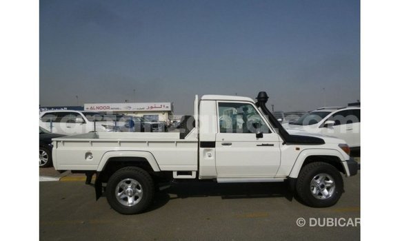 Nunua Imported Toyota Land Cruiser Nyeupe Gari ndani ya Import - Dubai nchini Arusha Nunua Imported Toyota Land Cruiser Nyeupe Gari ndani ya Import - Dubai nchini Arusha
