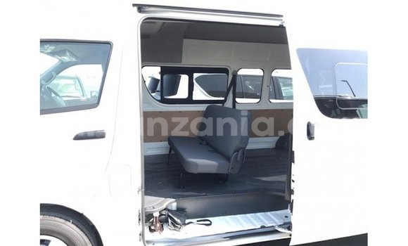 Nunua Imported Toyota Hiace Nyeupe Gari ndani ya Import - Dubai nchini Arusha Nunua Imported Toyota Hiace Nyeupe Gari ndani ya Import - Dubai nchini Arusha
