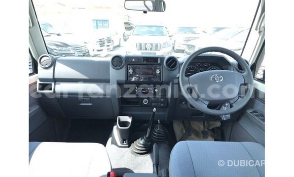 Nunua Imported Toyota Land Cruiser Nyeupe Gari ndani ya Import - Dubai nchini Arusha Nunua Imported Toyota Land Cruiser Nyeupe Gari ndani ya Import - Dubai nchini Arusha