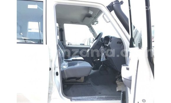 Nunua Imported Toyota Land Cruiser Nyeupe Gari ndani ya Import - Dubai nchini Arusha Nunua Imported Toyota Land Cruiser Nyeupe Gari ndani ya Import - Dubai nchini Arusha