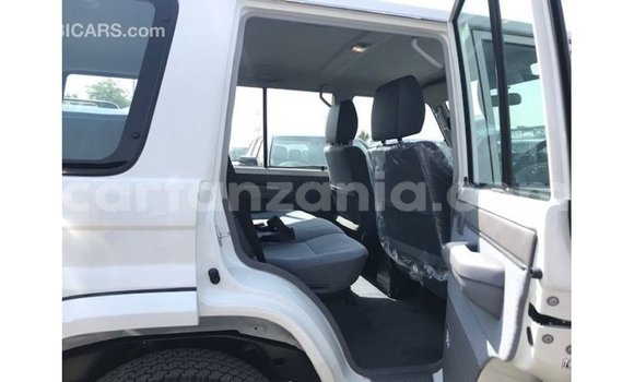Nunua Imported Toyota Land Cruiser Nyeupe Gari ndani ya Import - Dubai nchini Arusha Nunua Imported Toyota Land Cruiser Nyeupe Gari ndani ya Import - Dubai nchini Arusha