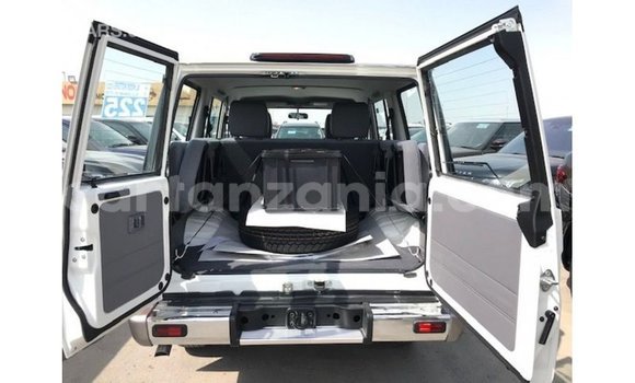 Nunua Imported Toyota Land Cruiser Nyeupe Gari ndani ya Import - Dubai nchini Arusha Nunua Imported Toyota Land Cruiser Nyeupe Gari ndani ya Import - Dubai nchini Arusha