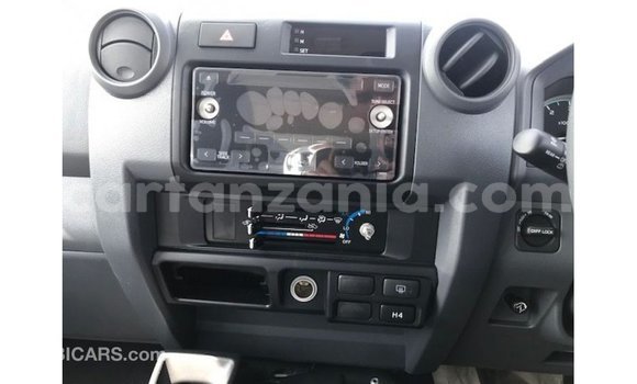 Nunua Imported Toyota Land Cruiser Nyeupe Gari ndani ya Import - Dubai nchini Arusha Nunua Imported Toyota Land Cruiser Nyeupe Gari ndani ya Import - Dubai nchini Arusha