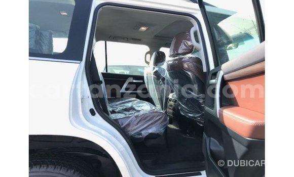 Nunua Imported Toyota Land Cruiser Nyeupe Gari ndani ya Import - Dubai nchini Arusha Nunua Imported Toyota Land Cruiser Nyeupe Gari ndani ya Import - Dubai nchini Arusha