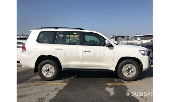 Nunua Imported Toyota Land Cruiser Nyeupe Gari ndani ya Import - Dubai nchini Arusha Nunua Imported Toyota Land Cruiser Nyeupe Gari ndani ya Import - Dubai nchini Arusha