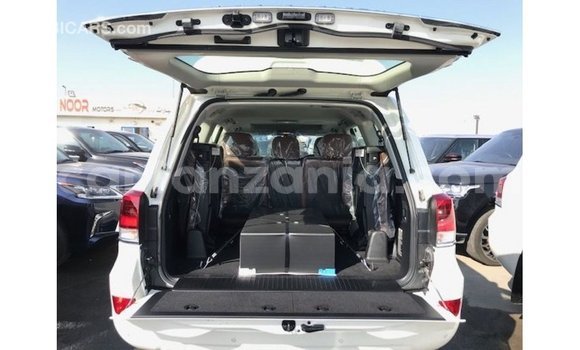 Nunua Imported Toyota Land Cruiser Nyeupe Gari ndani ya Import - Dubai nchini Arusha Nunua Imported Toyota Land Cruiser Nyeupe Gari ndani ya Import - Dubai nchini Arusha