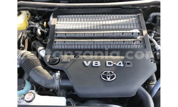 Nunua Imported Toyota Land Cruiser Nyeupe Gari ndani ya Import - Dubai nchini Arusha Nunua Imported Toyota Land Cruiser Nyeupe Gari ndani ya Import - Dubai nchini Arusha