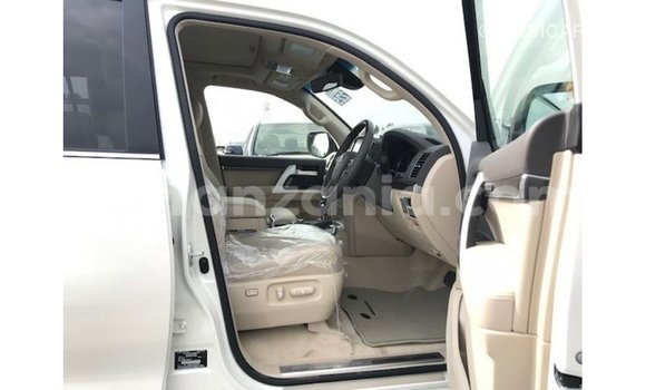 Nunua Imported Toyota Land Cruiser Nyeupe Gari ndani ya Import - Dubai nchini Arusha Nunua Imported Toyota Land Cruiser Nyeupe Gari ndani ya Import - Dubai nchini Arusha