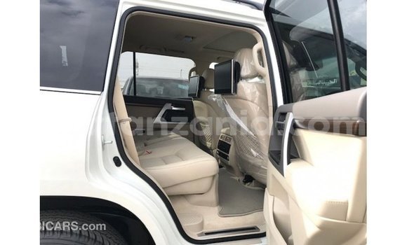 Nunua Imported Toyota Land Cruiser Nyeupe Gari ndani ya Import - Dubai nchini Arusha Nunua Imported Toyota Land Cruiser Nyeupe Gari ndani ya Import - Dubai nchini Arusha