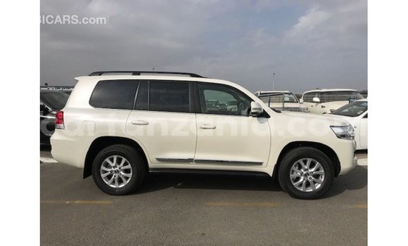 Nunua Imported Toyota Land Cruiser Nyeupe Gari ndani ya Import - Dubai nchini Arusha Nunua Imported Toyota Land Cruiser Nyeupe Gari ndani ya Import - Dubai nchini Arusha