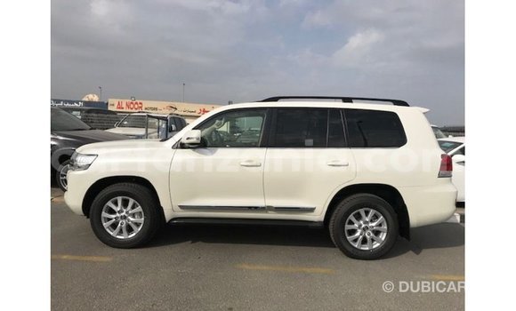 Nunua Imported Toyota Land Cruiser Nyeupe Gari ndani ya Import - Dubai nchini Arusha Nunua Imported Toyota Land Cruiser Nyeupe Gari ndani ya Import - Dubai nchini Arusha