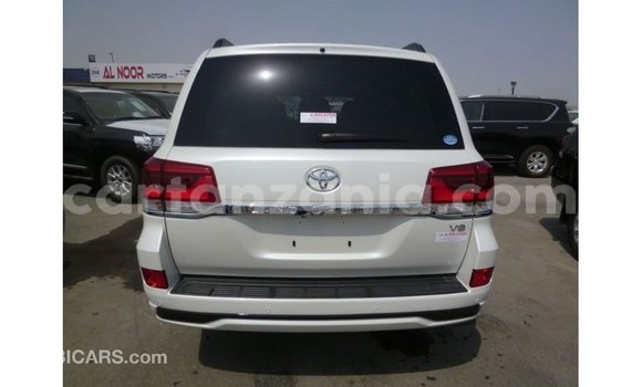 Nunua Imported Toyota Land Cruiser Nyeupe Gari ndani ya Import - Dubai nchini Arusha Nunua Imported Toyota Land Cruiser Nyeupe Gari ndani ya Import - Dubai nchini Arusha