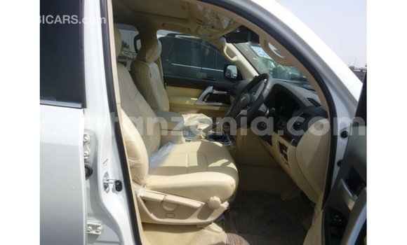Nunua Imported Toyota Land Cruiser Nyeupe Gari ndani ya Import - Dubai nchini Arusha Nunua Imported Toyota Land Cruiser Nyeupe Gari ndani ya Import - Dubai nchini Arusha