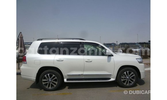 Nunua Imported Toyota Land Cruiser Nyeupe Gari ndani ya Import - Dubai nchini Arusha Nunua Imported Toyota Land Cruiser Nyeupe Gari ndani ya Import - Dubai nchini Arusha
