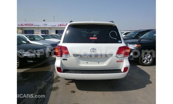 Nunua Imported Toyota Land Cruiser Nyeupe Gari ndani ya Import - Dubai nchini Arusha Nunua Imported Toyota Land Cruiser Nyeupe Gari ndani ya Import - Dubai nchini Arusha