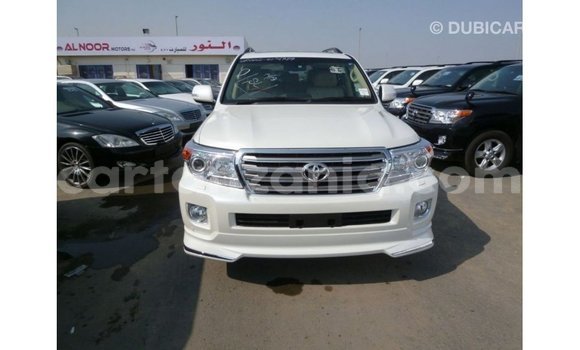 Nunua Imported Toyota Land Cruiser Nyeupe Gari ndani ya Import - Dubai nchini Arusha Nunua Imported Toyota Land Cruiser Nyeupe Gari ndani ya Import - Dubai nchini Arusha