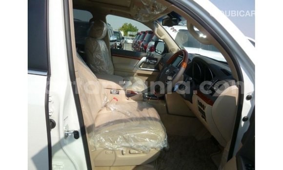 Nunua Imported Toyota Land Cruiser Nyeupe Gari ndani ya Import - Dubai nchini Arusha Nunua Imported Toyota Land Cruiser Nyeupe Gari ndani ya Import - Dubai nchini Arusha
