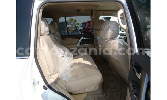 Nunua Imported Toyota Land Cruiser Nyeupe Gari ndani ya Import - Dubai nchini Arusha Nunua Imported Toyota Land Cruiser Nyeupe Gari ndani ya Import - Dubai nchini Arusha