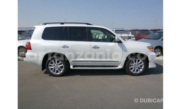 Nunua Imported Toyota Land Cruiser Nyeupe Gari ndani ya Import - Dubai nchini Arusha Nunua Imported Toyota Land Cruiser Nyeupe Gari ndani ya Import - Dubai nchini Arusha