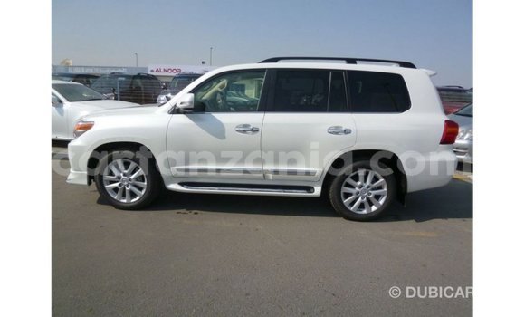Nunua Imported Toyota Land Cruiser Nyeupe Gari ndani ya Import - Dubai nchini Arusha Nunua Imported Toyota Land Cruiser Nyeupe Gari ndani ya Import - Dubai nchini Arusha