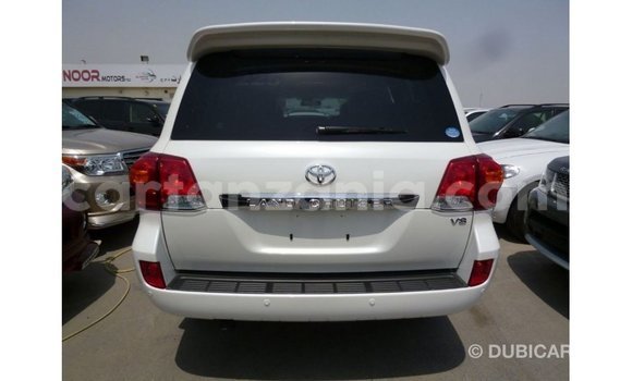 Nunua Imported Toyota Land Cruiser Nyeupe Gari ndani ya Import - Dubai nchini Arusha Nunua Imported Toyota Land Cruiser Nyeupe Gari ndani ya Import - Dubai nchini Arusha