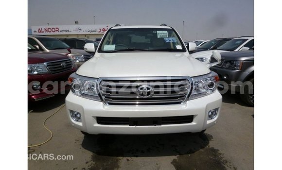 Nunua Imported Toyota Land Cruiser Nyeupe Gari ndani ya Import - Dubai nchini Arusha Nunua Imported Toyota Land Cruiser Nyeupe Gari ndani ya Import - Dubai nchini Arusha