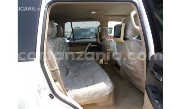 Nunua Imported Toyota Land Cruiser Nyeupe Gari ndani ya Import - Dubai nchini Arusha Nunua Imported Toyota Land Cruiser Nyeupe Gari ndani ya Import - Dubai nchini Arusha