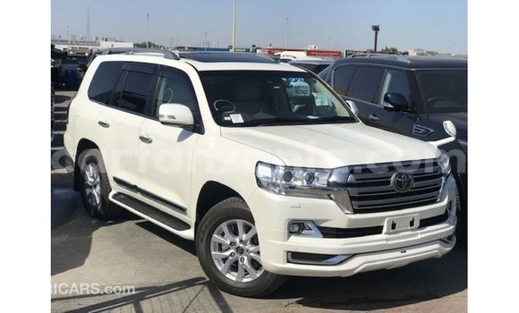 Nunua Imported Toyota Land Cruiser Nyeupe Gari ndani ya Import - Dubai nchini Arusha Nunua Imported Toyota Land Cruiser Nyeupe Gari ndani ya Import - Dubai nchini Arusha