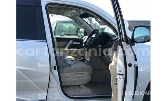 Nunua Imported Toyota Land Cruiser Nyeupe Gari ndani ya Import - Dubai nchini Arusha Nunua Imported Toyota Land Cruiser Nyeupe Gari ndani ya Import - Dubai nchini Arusha