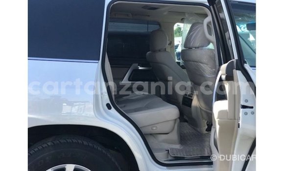 Nunua Imported Toyota Land Cruiser Nyeupe Gari ndani ya Import - Dubai nchini Arusha Nunua Imported Toyota Land Cruiser Nyeupe Gari ndani ya Import - Dubai nchini Arusha