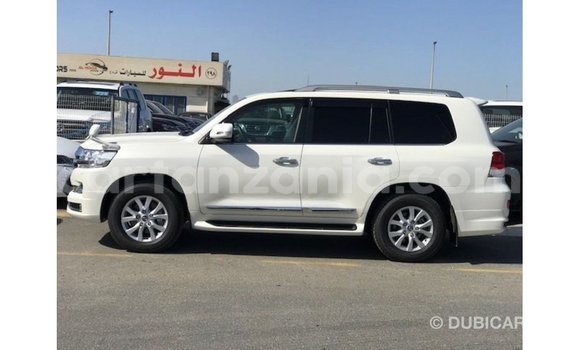 Nunua Imported Toyota Land Cruiser Nyeupe Gari ndani ya Import - Dubai nchini Arusha Nunua Imported Toyota Land Cruiser Nyeupe Gari ndani ya Import - Dubai nchini Arusha