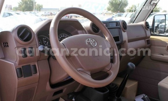 Buy Import Toyota Land Cruiser Beige Car in Import - Dubai in Arusha Buy Import Toyota Land Cruiser Beige Car in Import - Dubai in Arusha