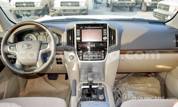 Nunua Imported Toyota Land Cruiser Nyeupe Gari ndani ya Import - Dubai nchini Arusha Nunua Imported Toyota Land Cruiser Nyeupe Gari ndani ya Import - Dubai nchini Arusha