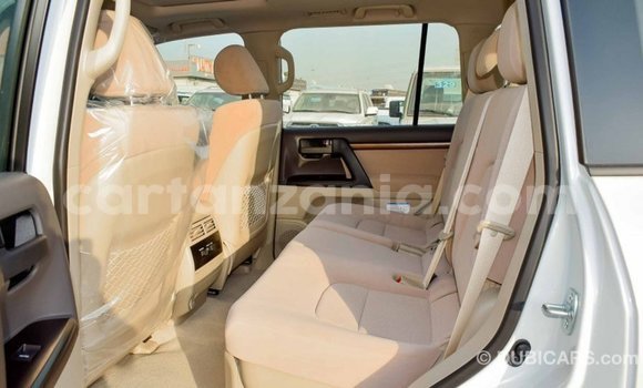Nunua Imported Toyota Land Cruiser Nyeupe Gari ndani ya Import - Dubai nchini Arusha Nunua Imported Toyota Land Cruiser Nyeupe Gari ndani ya Import - Dubai nchini Arusha