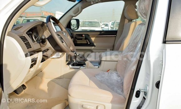 Nunua Imported Toyota Land Cruiser Nyeupe Gari ndani ya Import - Dubai nchini Arusha Nunua Imported Toyota Land Cruiser Nyeupe Gari ndani ya Import - Dubai nchini Arusha