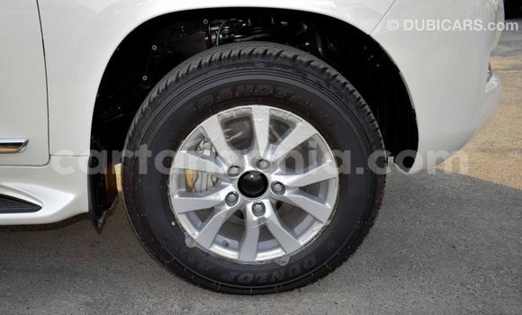 Nunua Imported Toyota Land Cruiser Nyeupe Gari ndani ya Import - Dubai nchini Arusha Nunua Imported Toyota Land Cruiser Nyeupe Gari ndani ya Import - Dubai nchini Arusha