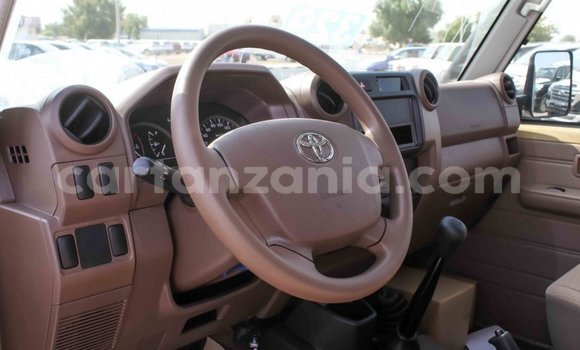 Buy Import Toyota Land Cruiser Beige Car in Import - Dubai in Arusha Buy Import Toyota Land Cruiser Beige Car in Import - Dubai in Arusha