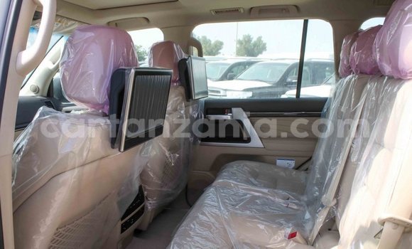 Buy Import Toyota Land Cruiser White Car in Import - Dubai in Arusha Buy Import Toyota Land Cruiser White Car in Import - Dubai in Arusha