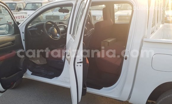Nunua Imported Toyota Hilux Nyeupe Gari ndani ya Import - Dubai nchini Arusha Nunua Imported Toyota Hilux Nyeupe Gari ndani ya Import - Dubai nchini Arusha