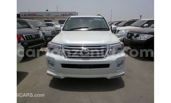 Nunua Imported Toyota Land Cruiser Nyeupe Gari ndani ya Import - Dubai nchini Arusha Nunua Imported Toyota Land Cruiser Nyeupe Gari ndani ya Import - Dubai nchini Arusha