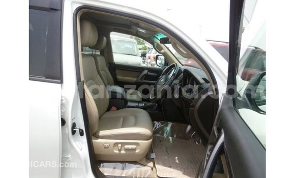 Nunua Imported Toyota Land Cruiser Nyeupe Gari ndani ya Import - Dubai nchini Arusha Nunua Imported Toyota Land Cruiser Nyeupe Gari ndani ya Import - Dubai nchini Arusha