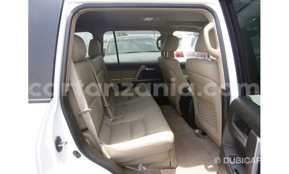 Nunua Imported Toyota Land Cruiser Nyeupe Gari ndani ya Import - Dubai nchini Arusha Nunua Imported Toyota Land Cruiser Nyeupe Gari ndani ya Import - Dubai nchini Arusha