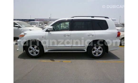 Nunua Imported Toyota Land Cruiser Nyeupe Gari ndani ya Import - Dubai nchini Arusha Nunua Imported Toyota Land Cruiser Nyeupe Gari ndani ya Import - Dubai nchini Arusha