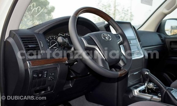 Nunua Imported Toyota Land Cruiser Nyeupe Gari ndani ya Import - Dubai nchini Arusha Nunua Imported Toyota Land Cruiser Nyeupe Gari ndani ya Import - Dubai nchini Arusha