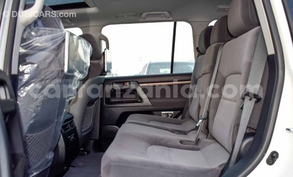 Nunua Imported Toyota Land Cruiser Nyeupe Gari ndani ya Import - Dubai nchini Arusha Nunua Imported Toyota Land Cruiser Nyeupe Gari ndani ya Import - Dubai nchini Arusha
